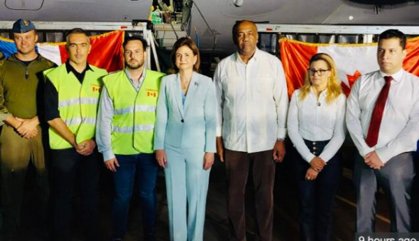 Vicepresidenta recibe personal y equipos de excavación especial que arribó desde Canadá para rescate de mineros
