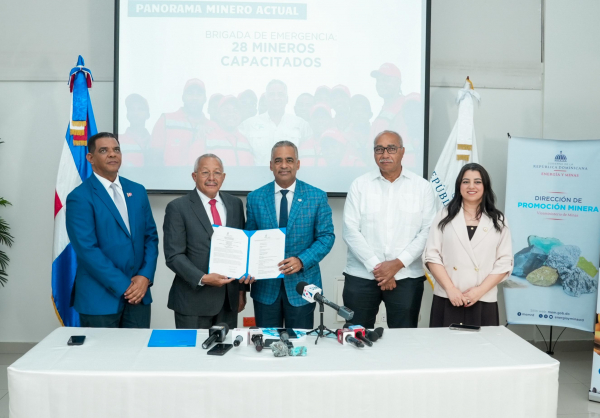 Ministro Joel Santos recibe Registro Internacional de la Denominación de Origen del Larimar Barahona