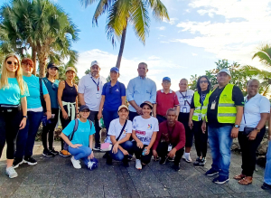 Jornada de limpieza de playa promueve la disposición sostenible de plásticos usados y protección del medio ambiente.